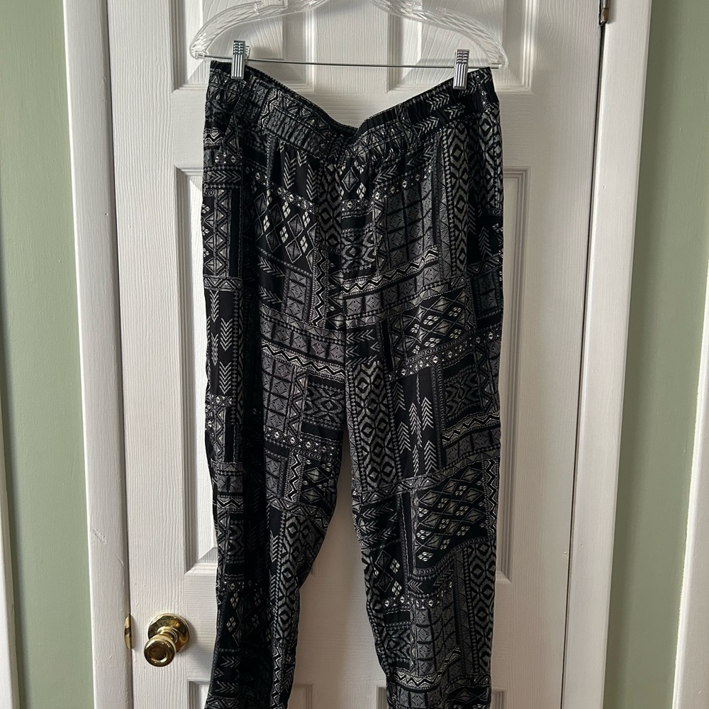 Jessica Simpson Black and White Patterned Pants